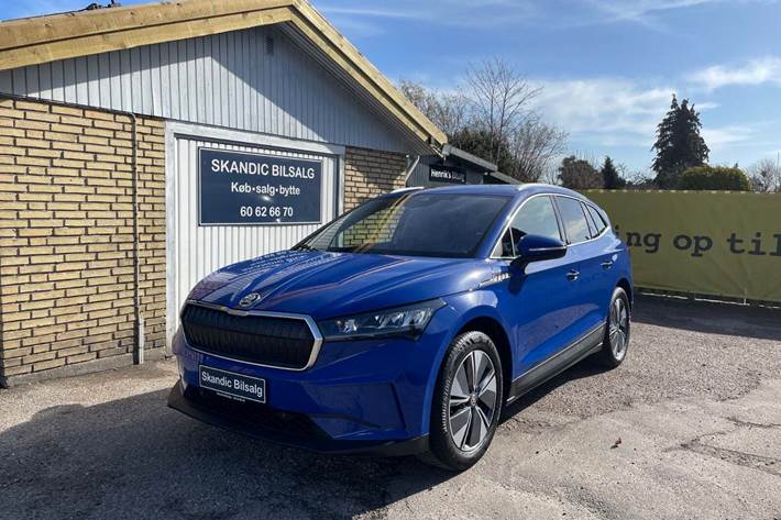 Grøn Skoda Enyaq fra 2023 set udefra