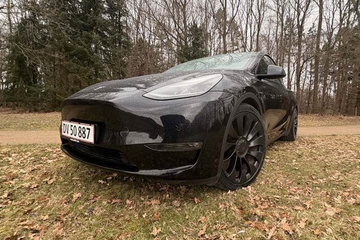 Sort Tesla Model Y fra 2022