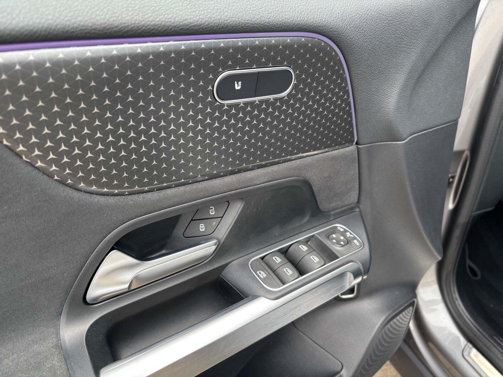 Grå Mercedes EQB250+ fra 2025