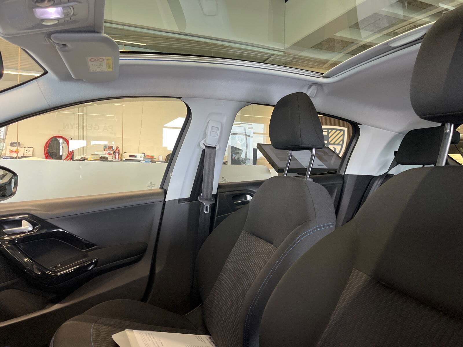 Grå Peugeot 208 fra 2019