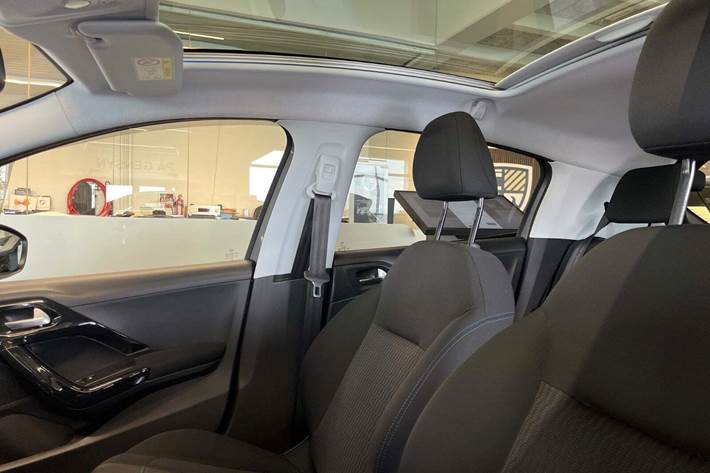 Grå Peugeot 208 fra 2019