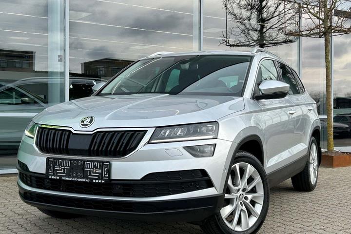 Sølv Skoda Karoq fra 2019 set udefra