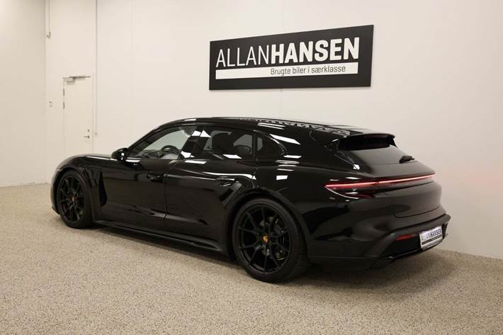 Sort Porsche Taycan GTS fra 2023