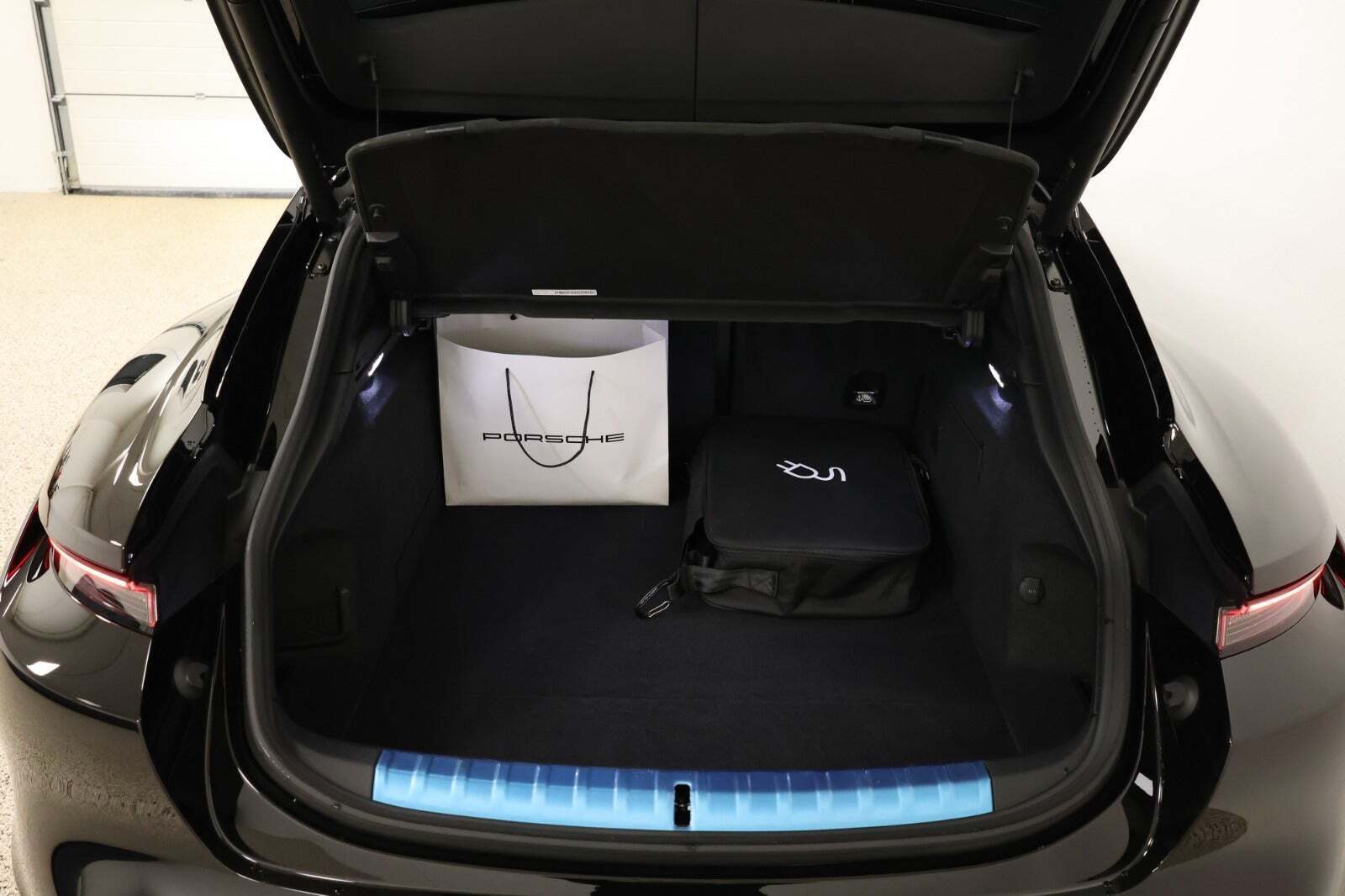 Sort Porsche Taycan GTS fra 2023