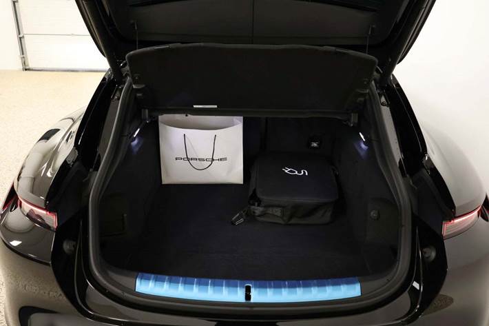 Sort Porsche Taycan GTS fra 2023