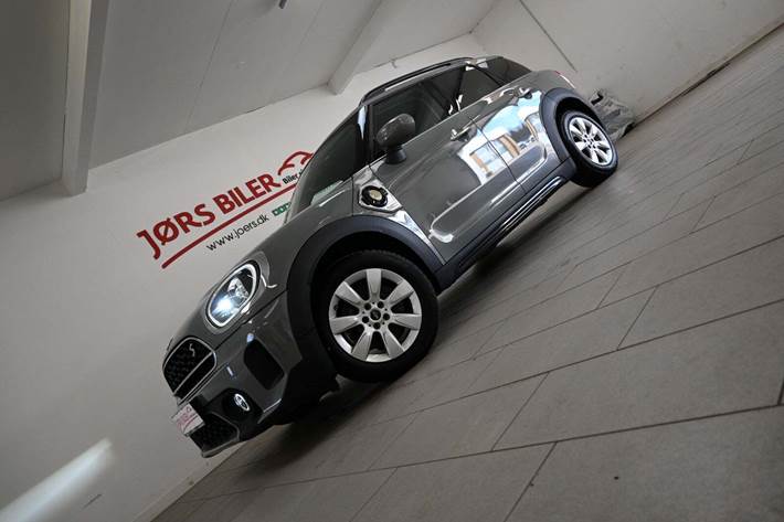 Grå Mini Countryman Cooper SE fra 2022 set udefra