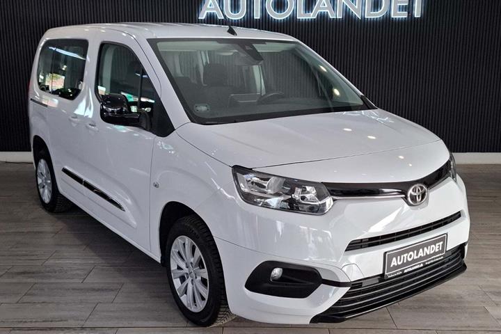 Hvid Toyota ProAce City Verso fra 2022 set udefra