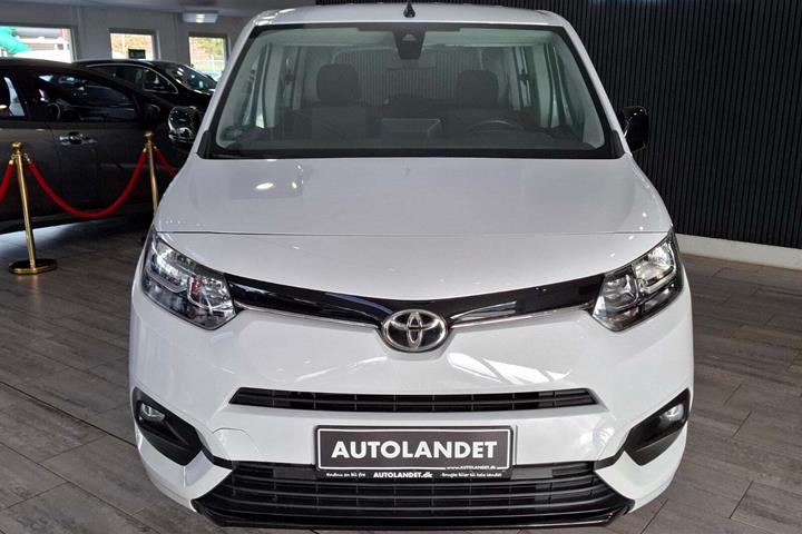 Hvid Toyota ProAce City Verso fra 2022 set udefra