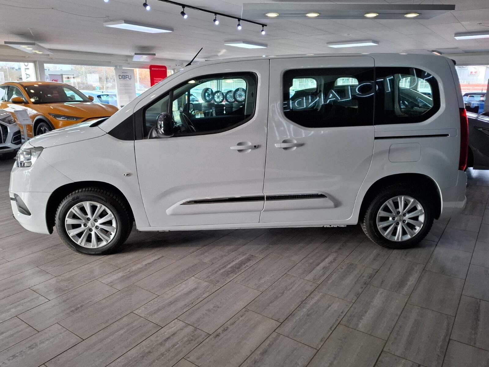 Hvid Toyota ProAce City Verso fra 2022 set udefra