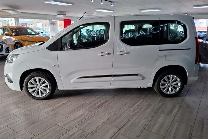 Hvid Toyota ProAce City Verso fra 2022 set udefra