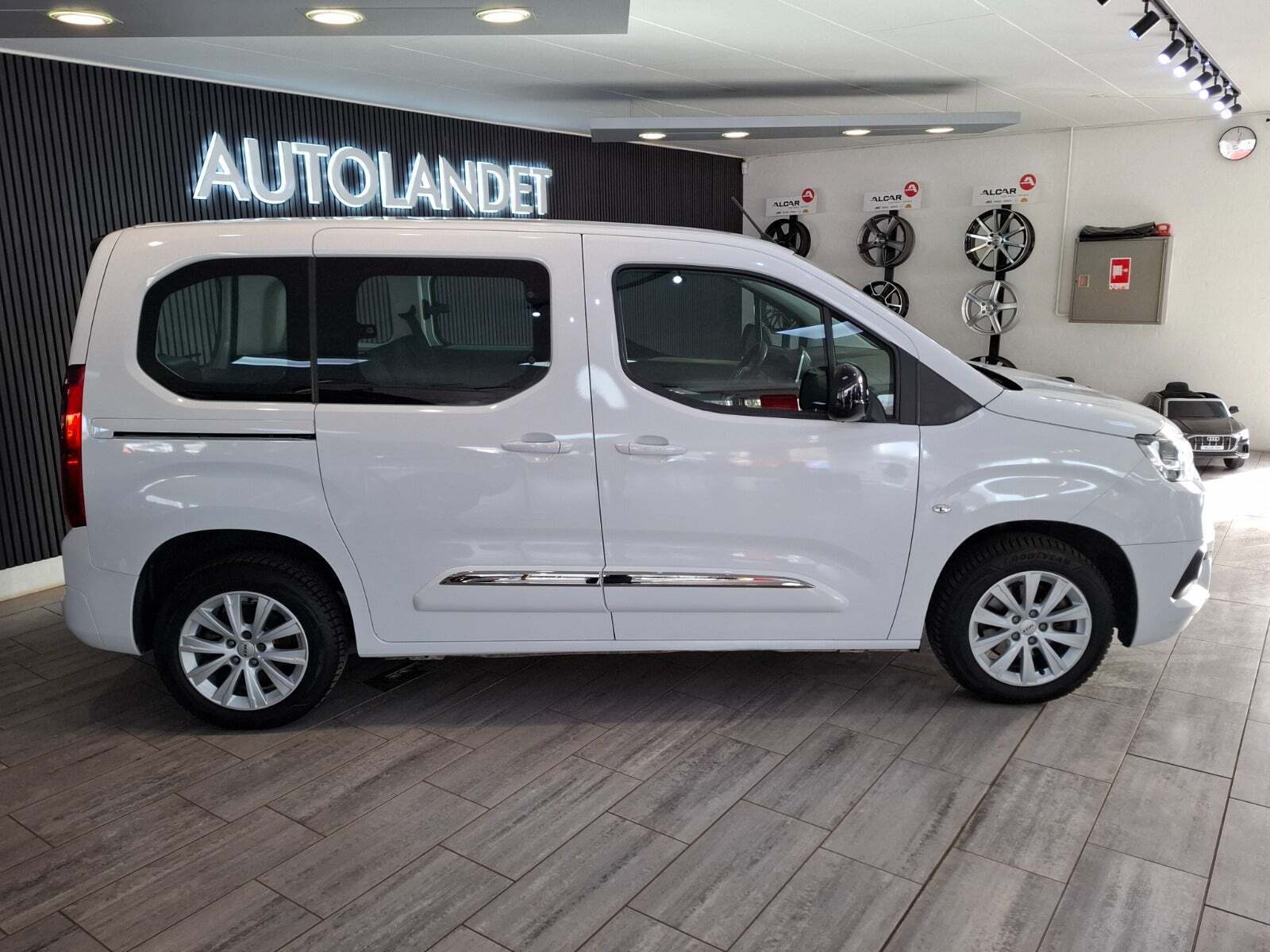 Hvid Toyota ProAce City Verso fra 2022 set udefra