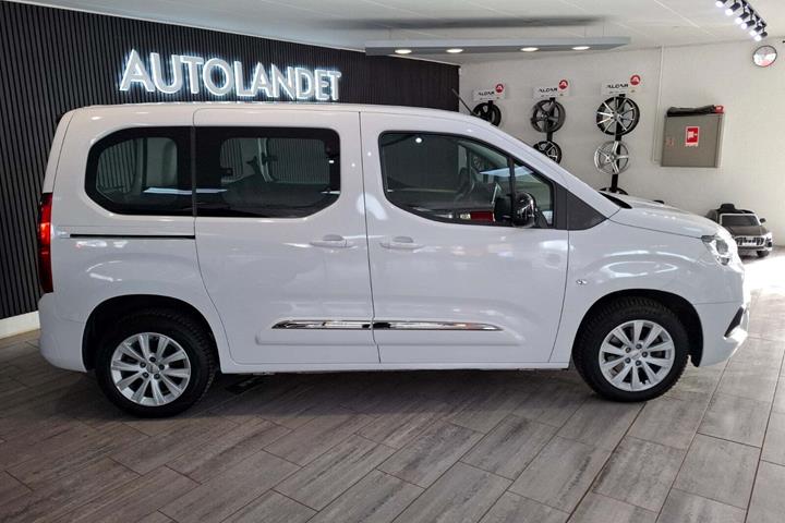 Hvid Toyota ProAce City Verso fra 2022 set udefra