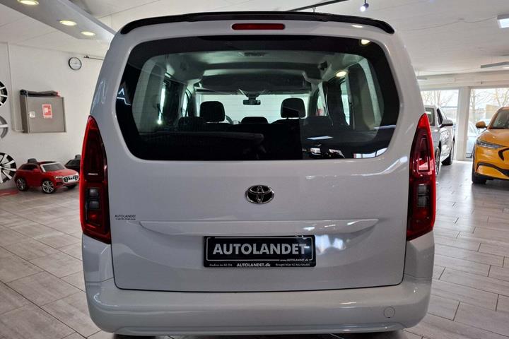 Hvid Toyota ProAce City Verso fra 2022 set udefra