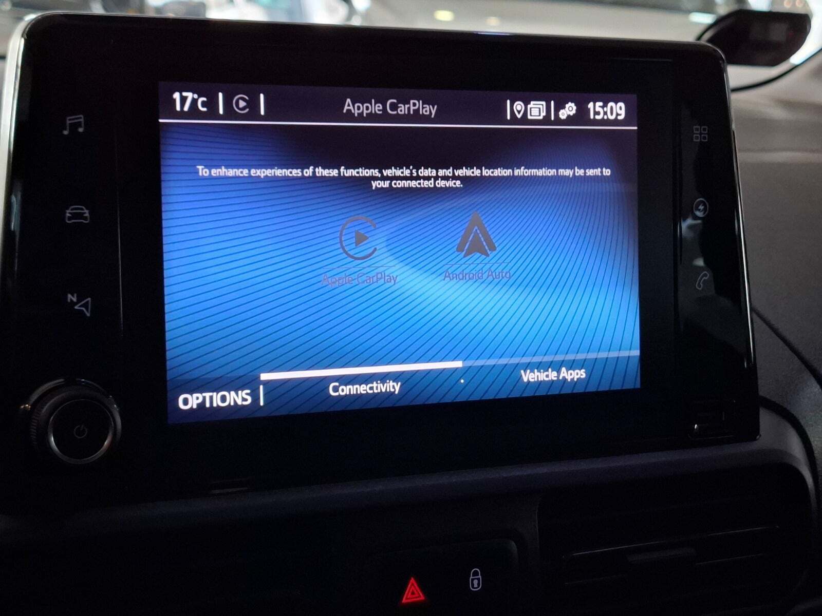 Hvid Toyota ProAce City Verso fra 2022 set indefra