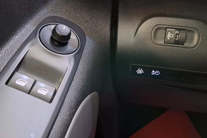 Hvid Toyota ProAce City Verso fra 2022 set indefra