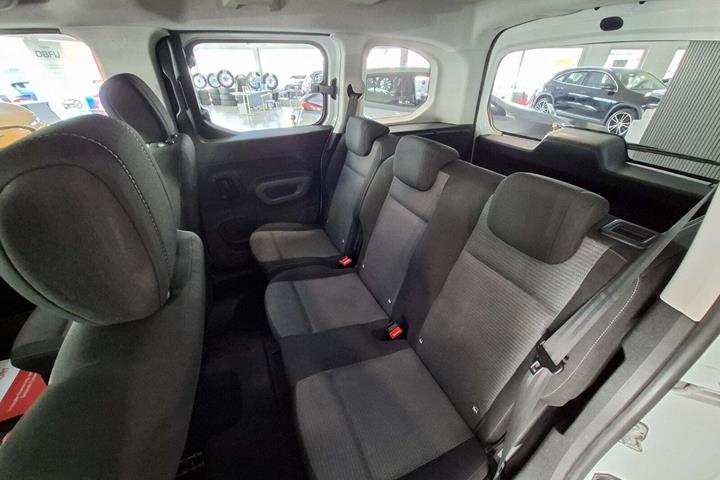Hvid Toyota ProAce City Verso fra 2022 set indefra