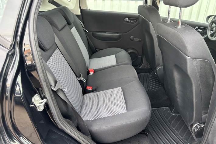 Sort Mercedes A150 fra 2006 set indefra