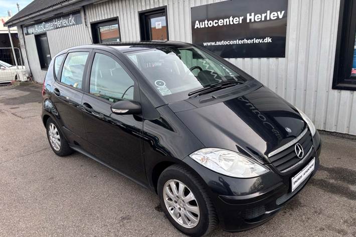 Sort Mercedes A150 fra 2006 set udefra