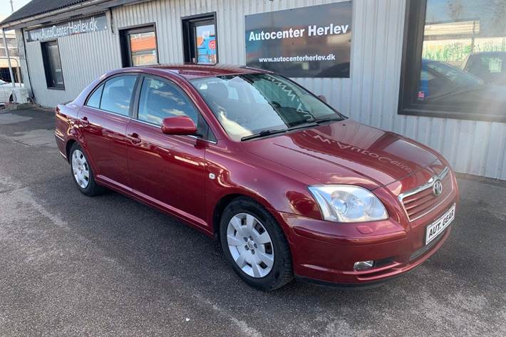 Rød Toyota Avensis fra 2006