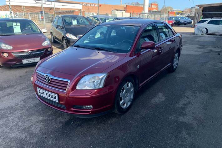 Rød Toyota Avensis fra 2006