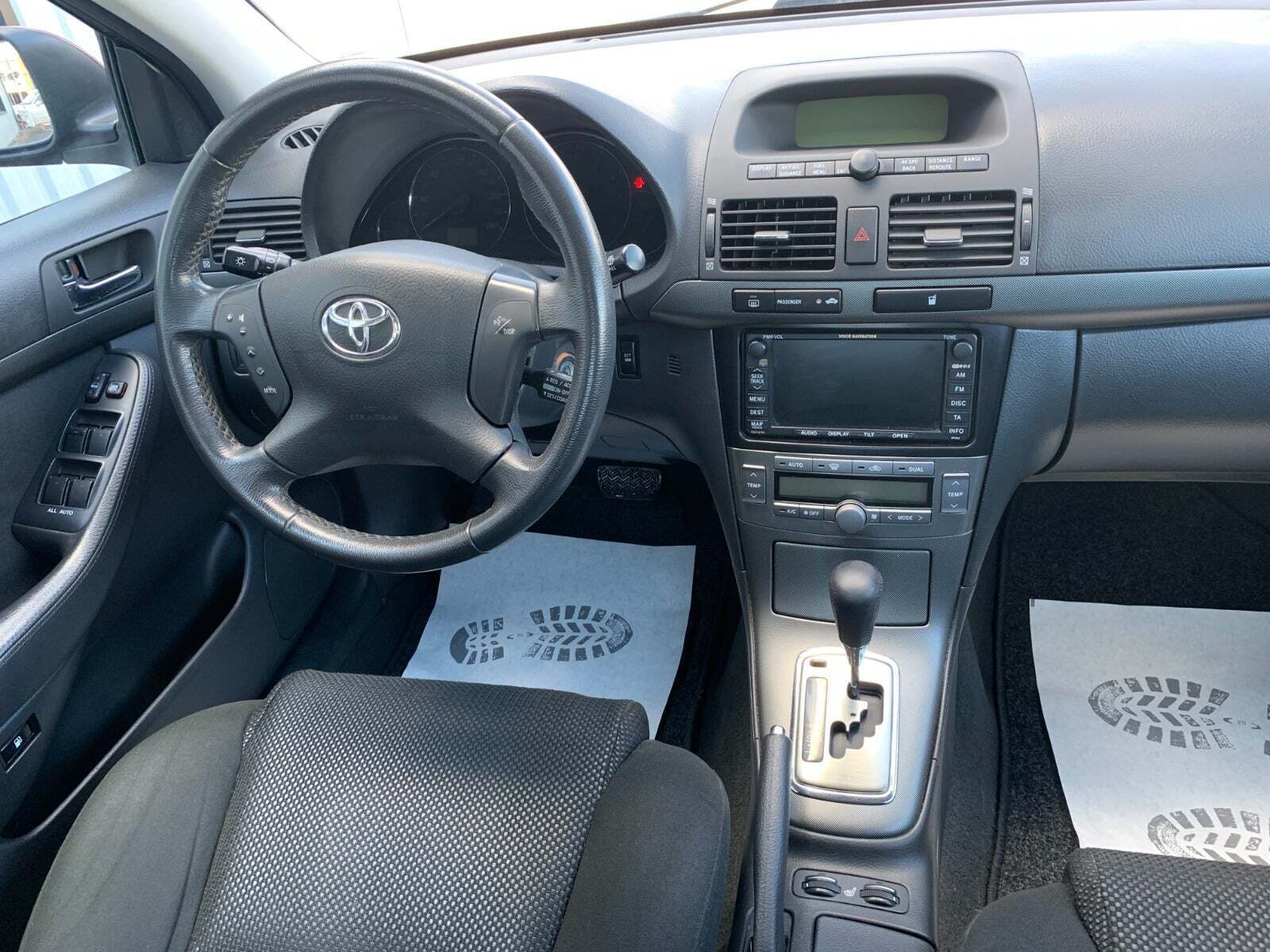 Rød Toyota Avensis fra 2006