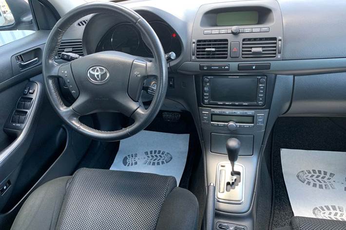 Rød Toyota Avensis fra 2006