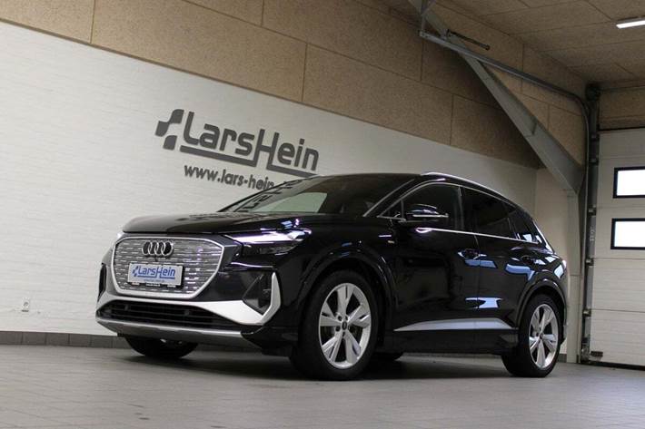 Sort Audi Q4 e-tron fra 2024 set udefra