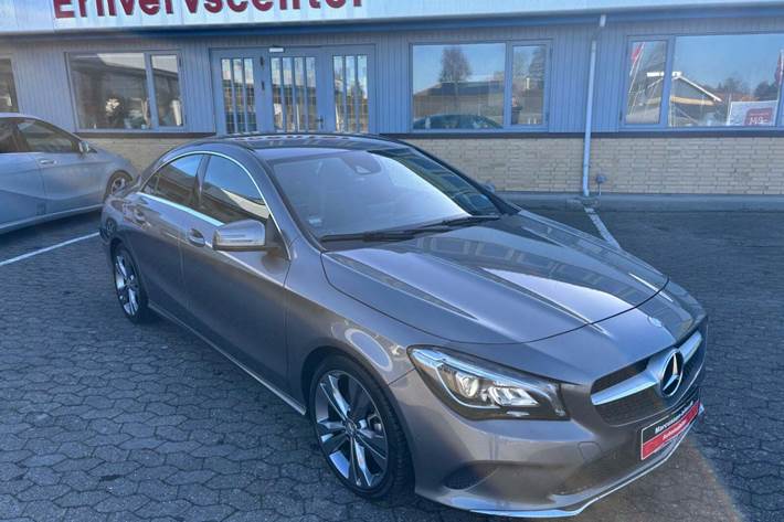 Grå Mercedes CLA200 fra 2016 set udefra