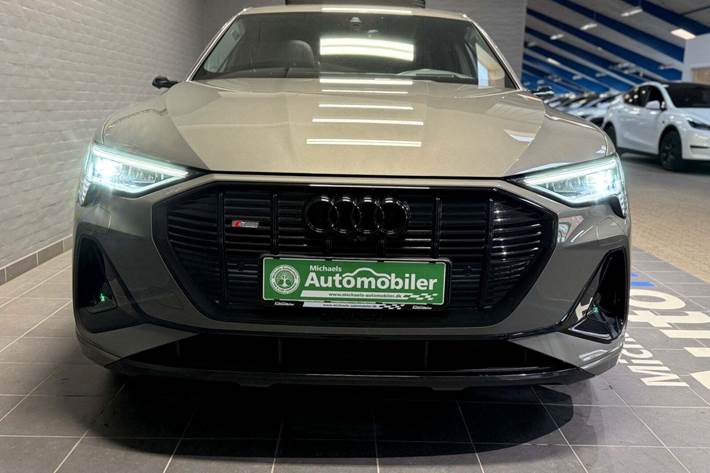 Grå Audi e-tron fra 2022