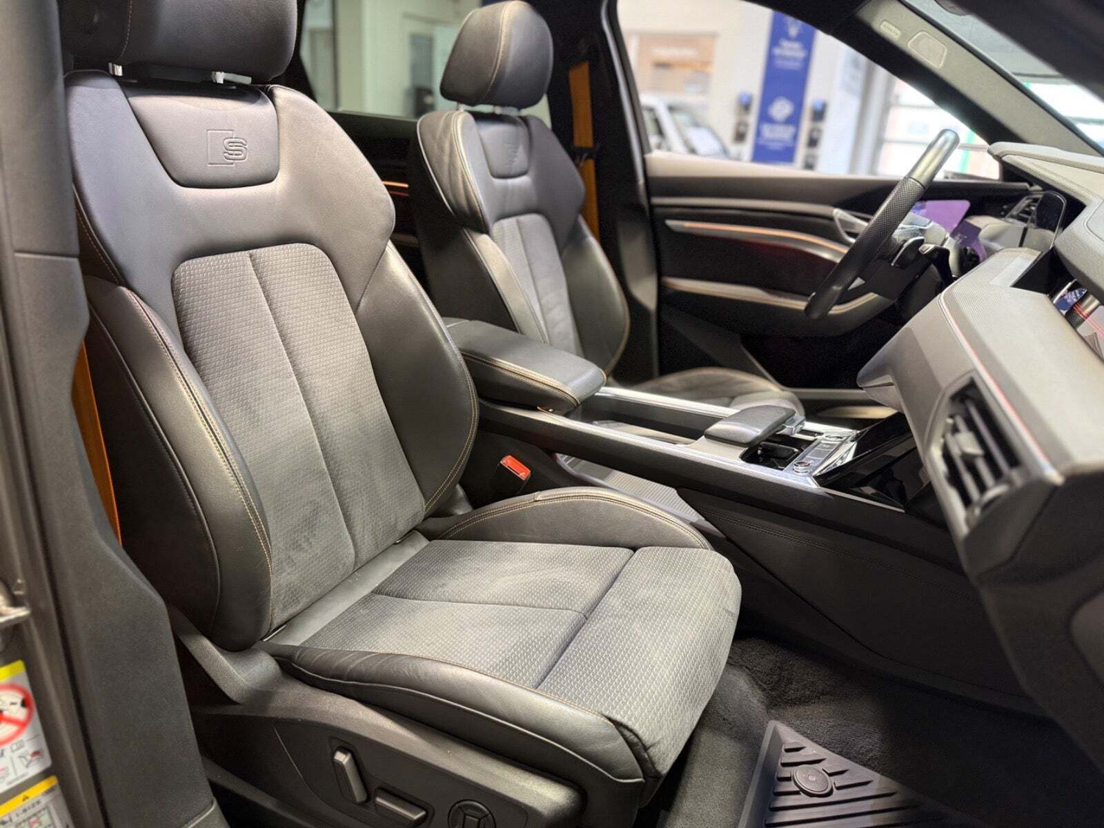 Grå Audi e-tron fra 2022