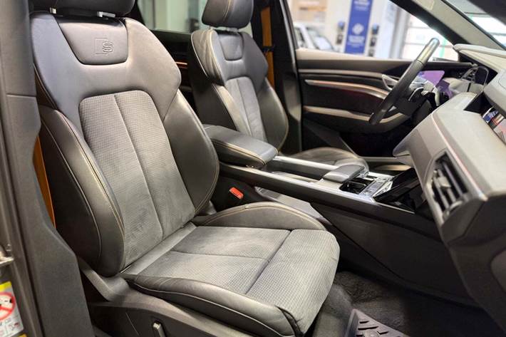 Grå Audi e-tron fra 2022