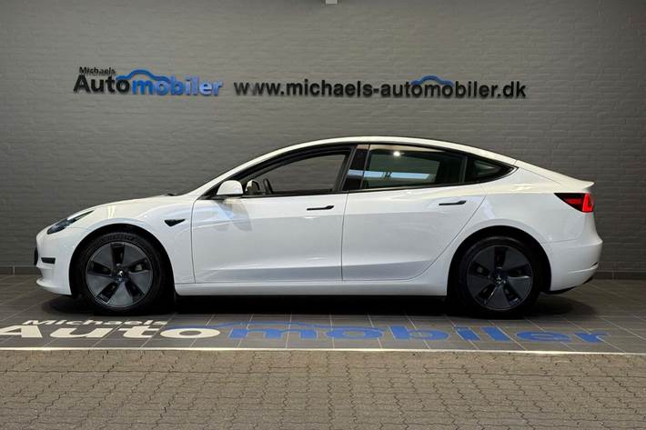 Hvid Tesla Model 3 fra 2021