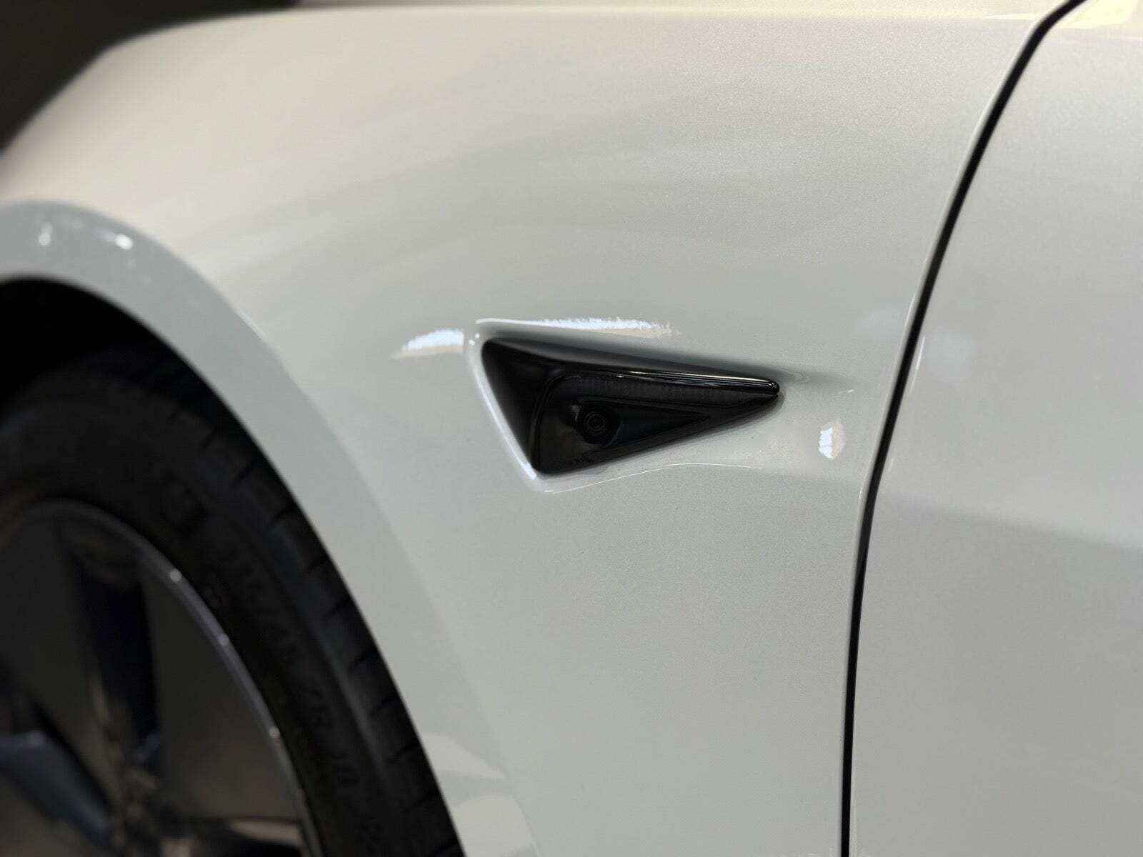 Hvid Tesla Model 3 fra 2021