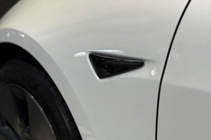 Hvid Tesla Model 3 fra 2021