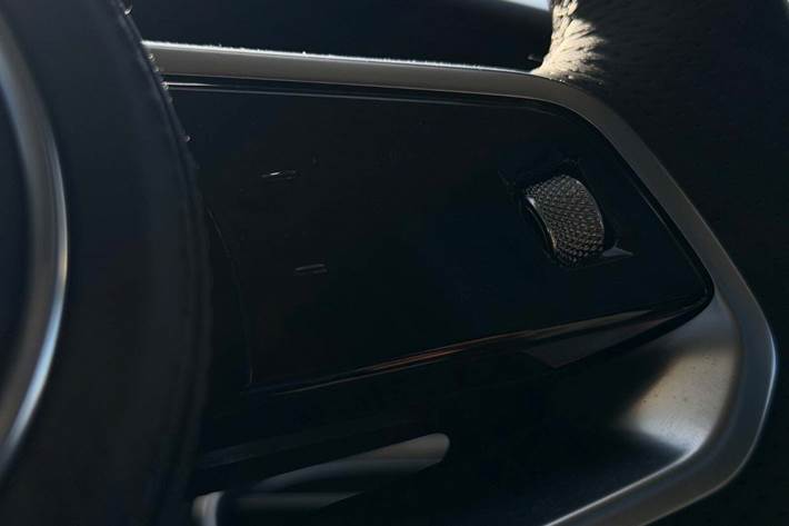Grå Hongqi E-HS9 fra 2023
