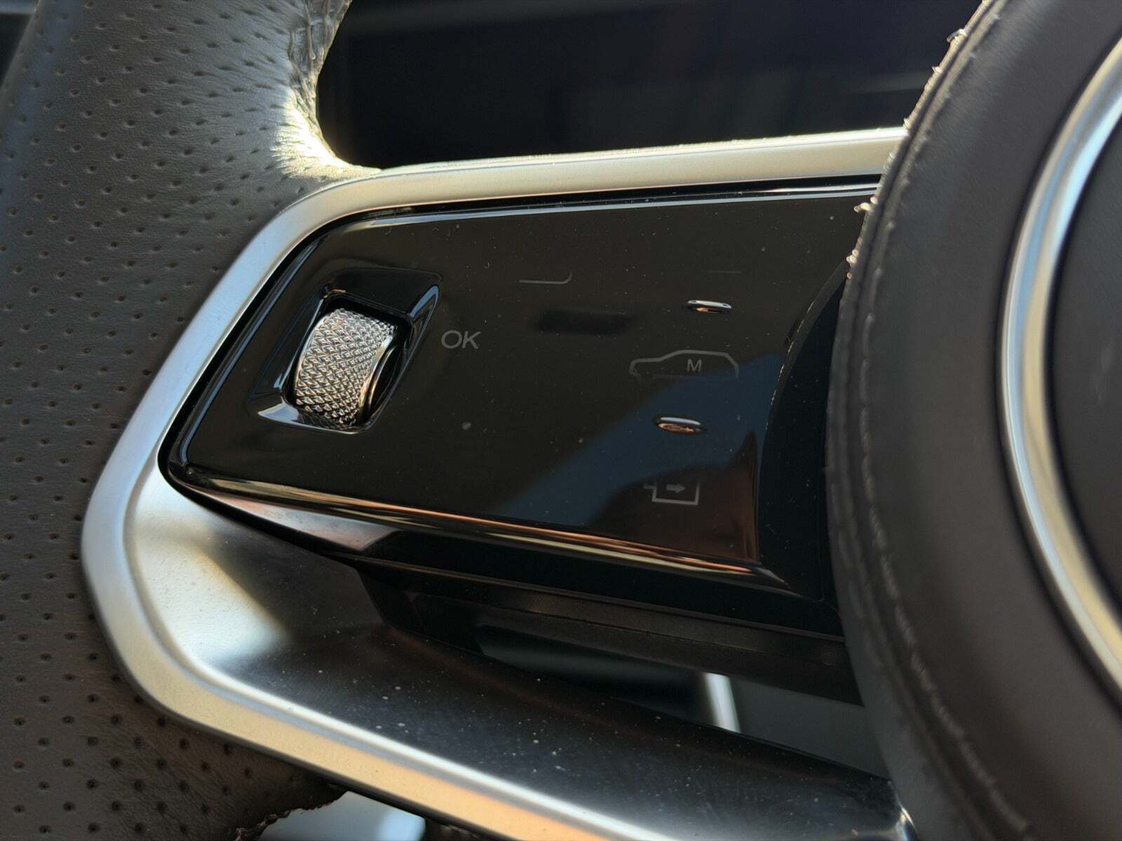 Grå Hongqi E-HS9 fra 2023