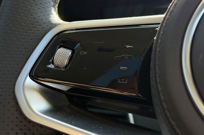 Grå Hongqi E-HS9 fra 2023