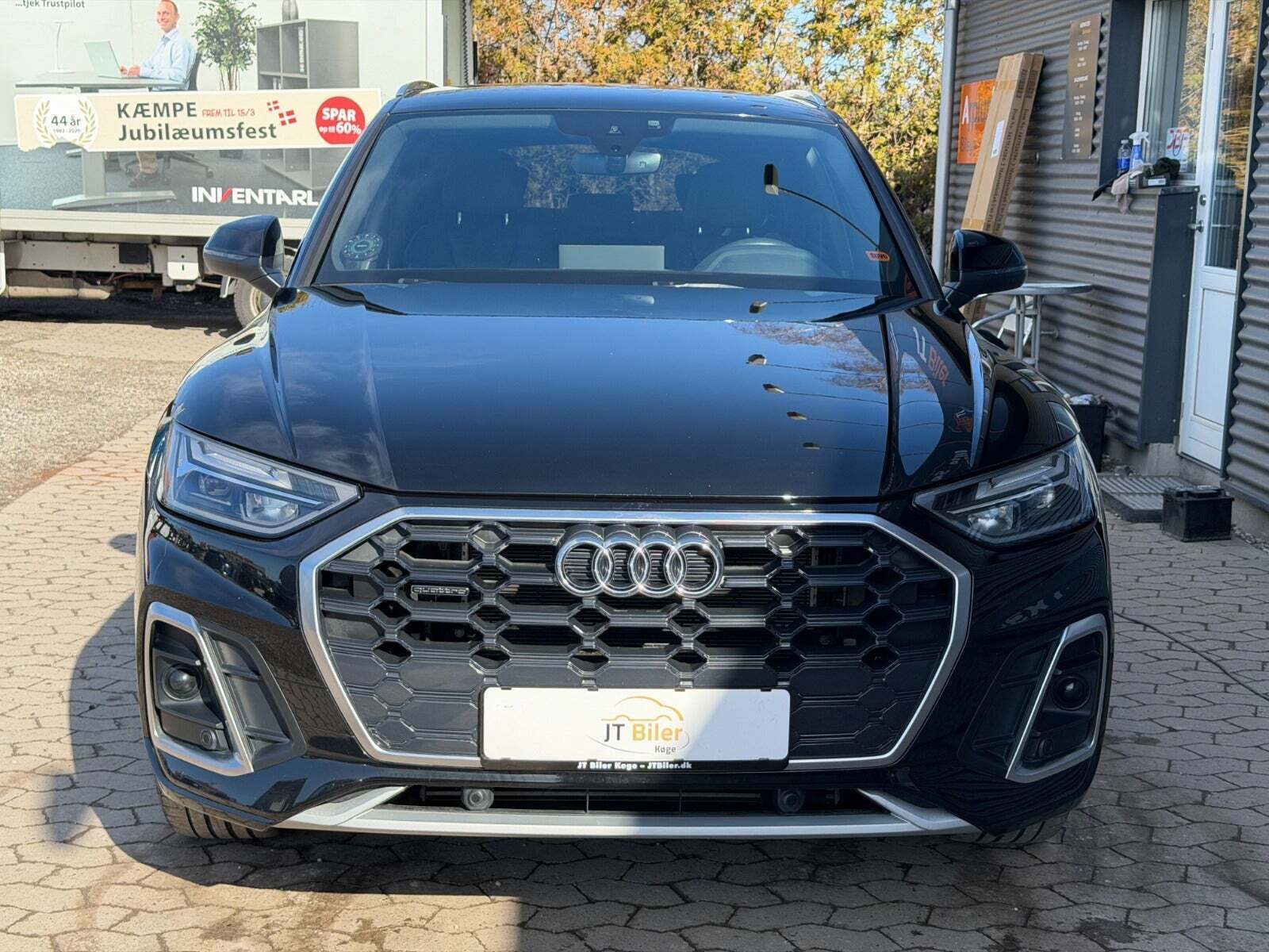 Gul Audi Q5 fra 2021 set udefra