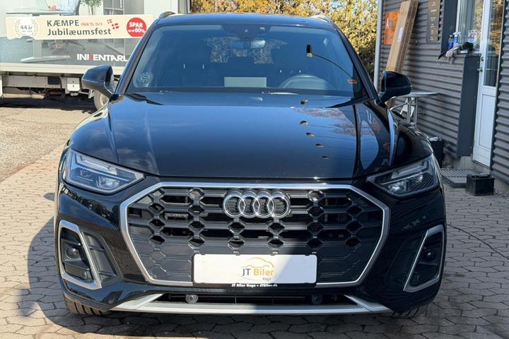 Gul Audi Q5 fra 2021 set udefra