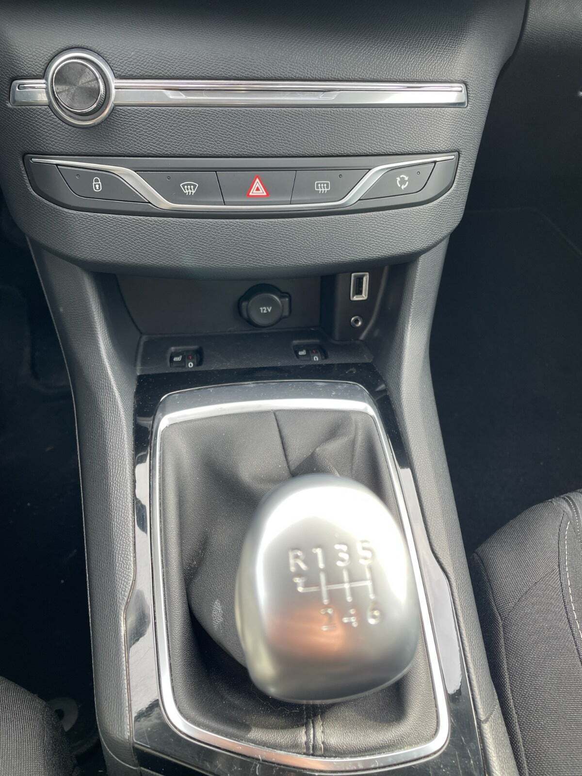 Sølv Peugeot 308 fra 2016