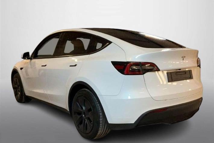 Hvid Tesla Model Y fra 2024