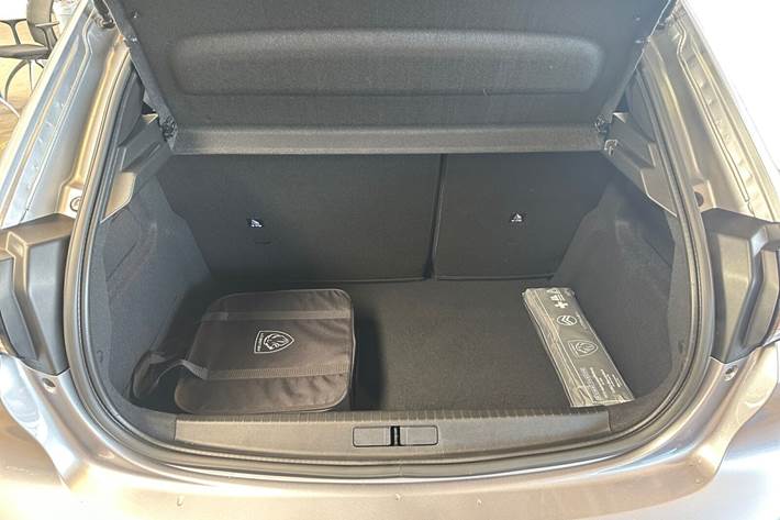 Sølv Peugeot e-208 fra 2023