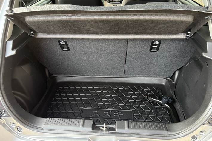 Grå Suzuki Swift fra 2025