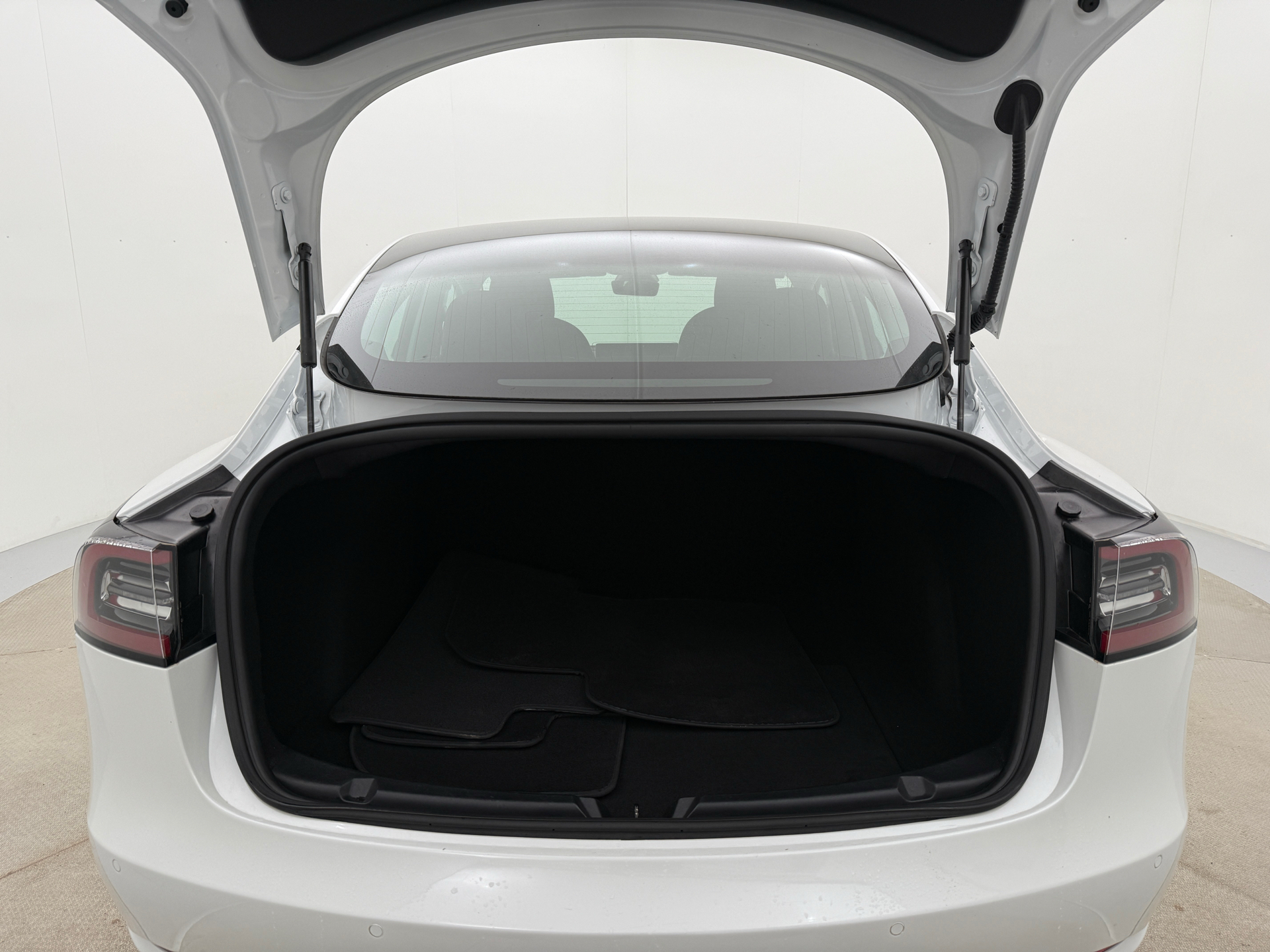 Hvid Tesla Model 3 fra 2020