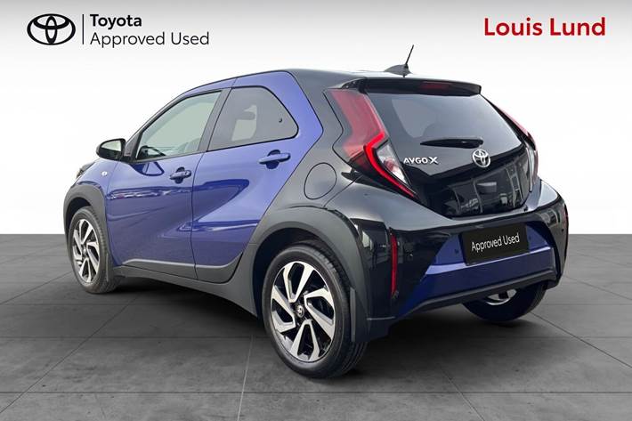 Blå Toyota Aygo X fra 2024