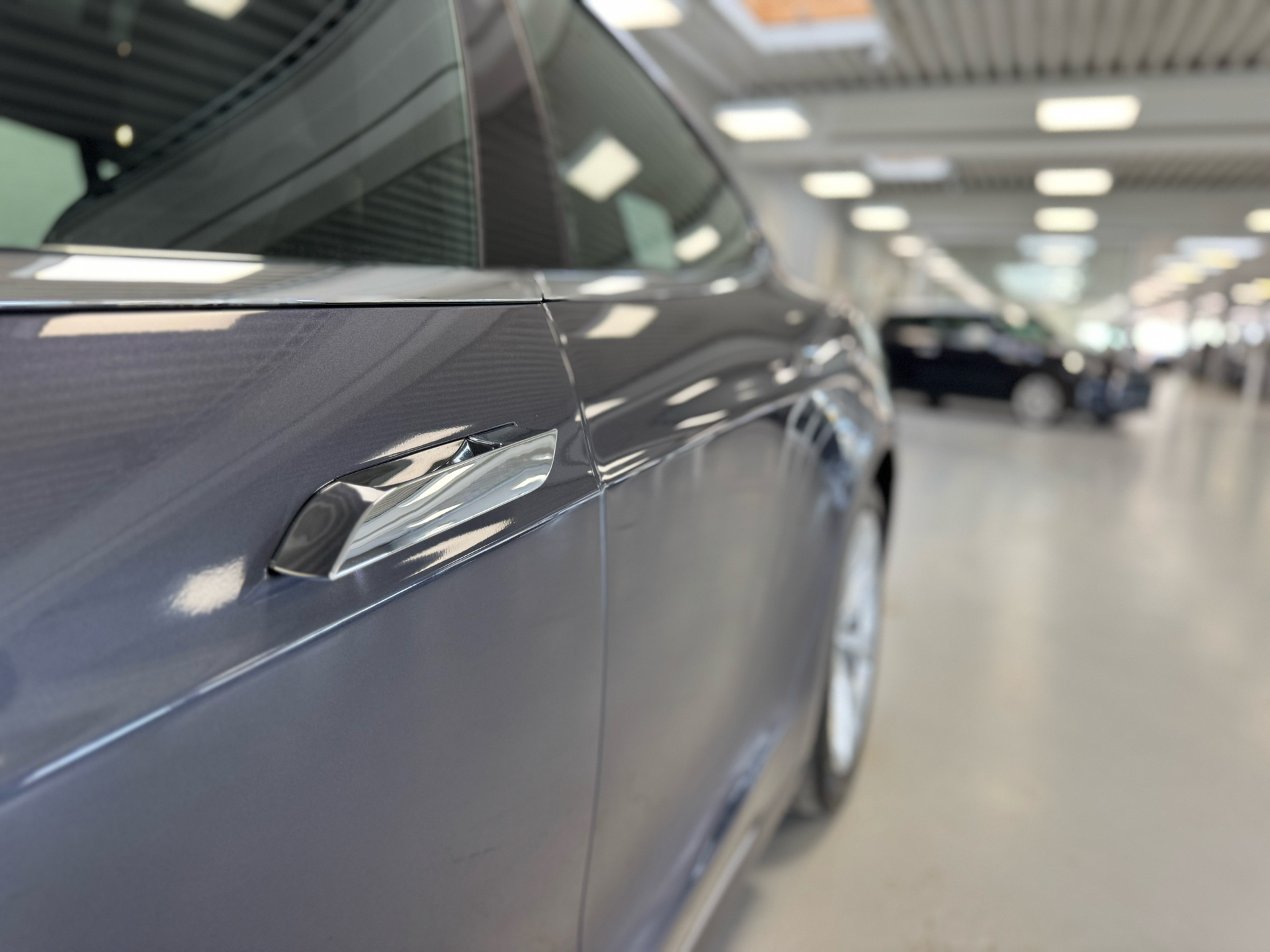 Grå Tesla Model S fra 2020