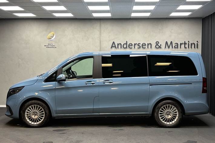 Blå Mercedes EQV 300 fra 2024