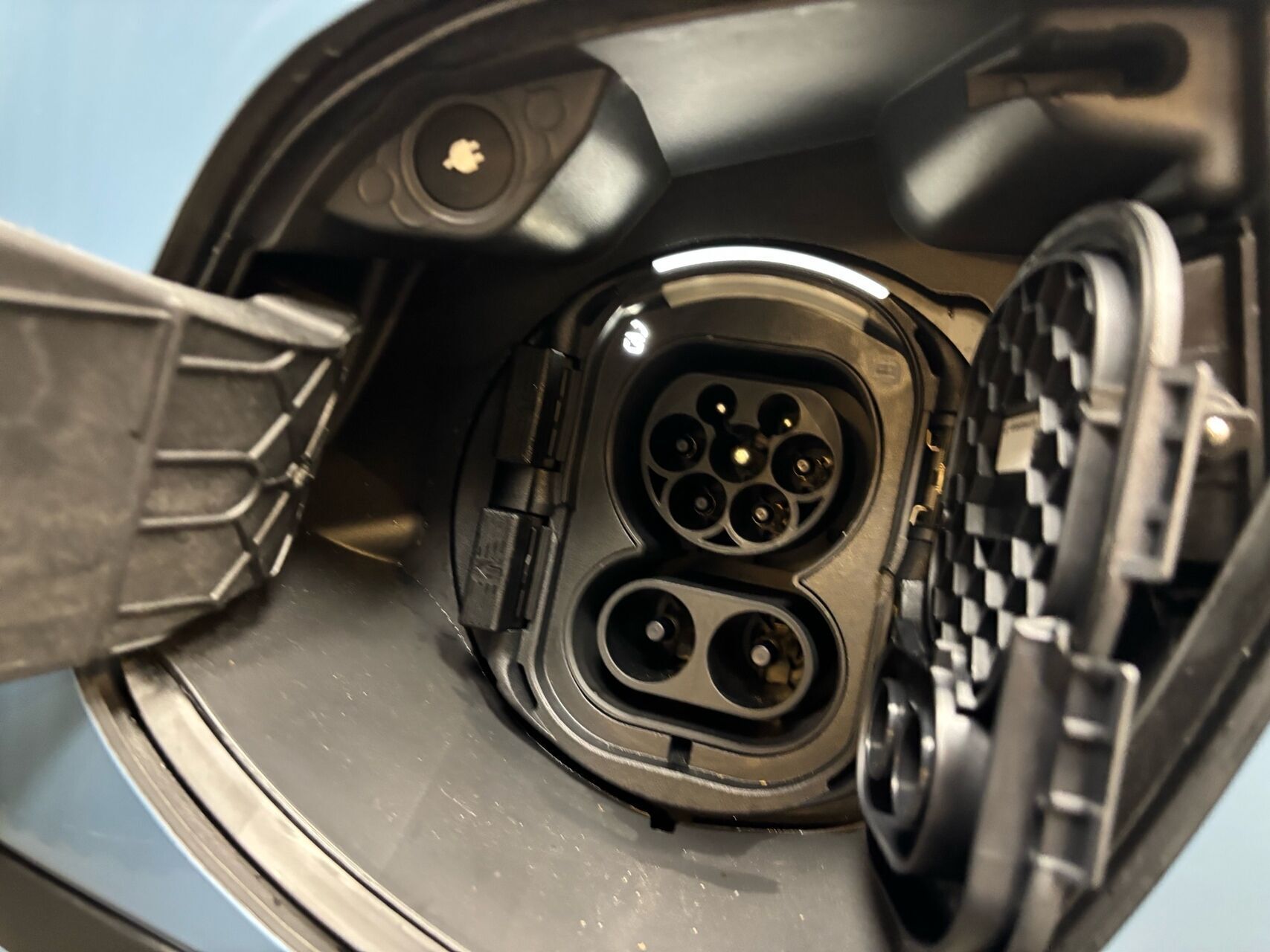 Blå Mercedes EQV 300 fra 2024