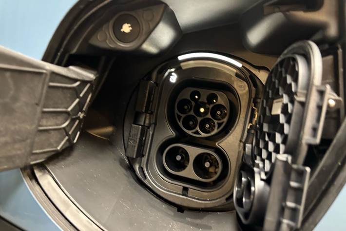 Blå Mercedes EQV 300 fra 2024