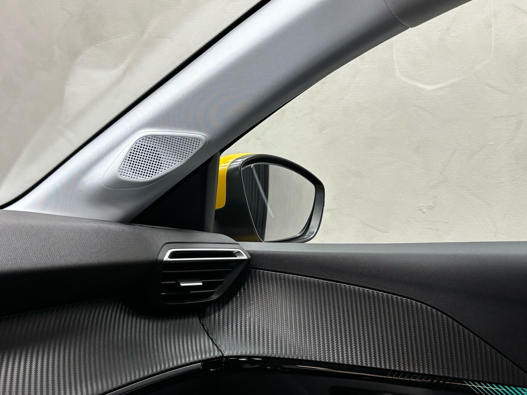 Gul Peugeot 208 fra 2020